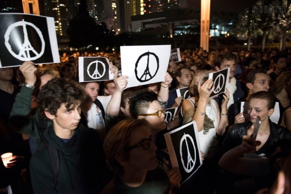 香港集会拿着巴黎和平标志的人们