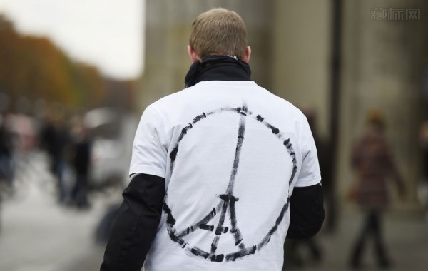 德国柏林，一名男子身着画有『巴黎的和平』标志的T恤在法国使馆附近跑步