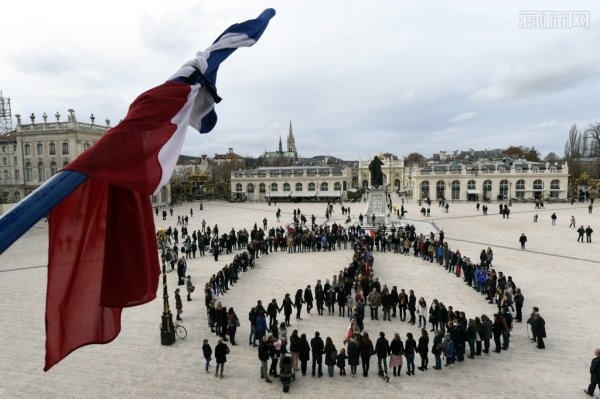 法国斯坦尼斯拉斯广场,约300名群众在反对恐怖袭击集会上排成该标志。